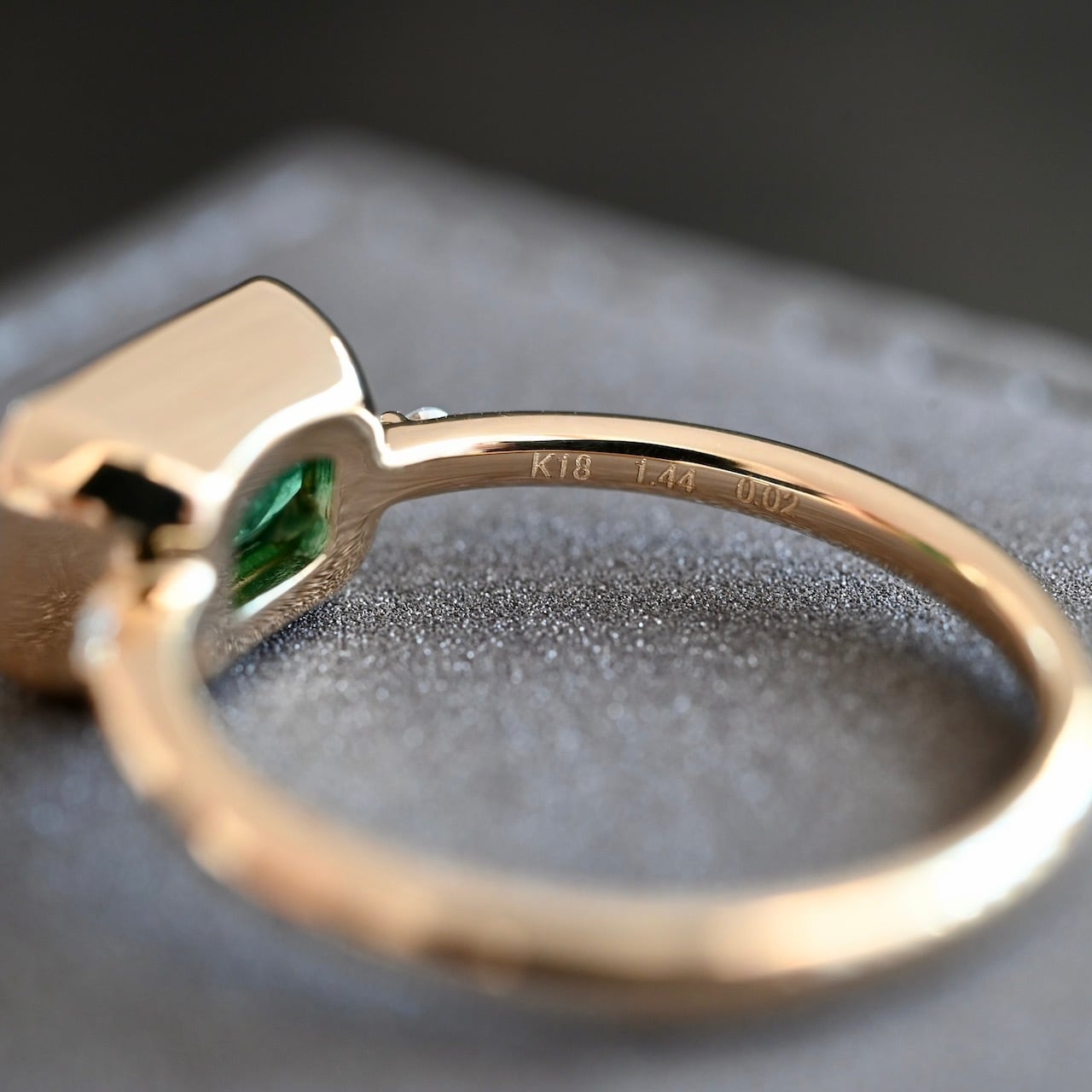 一点限り】K18YG エメラルド(1.44ct) ダイヤモンド覆輪リング