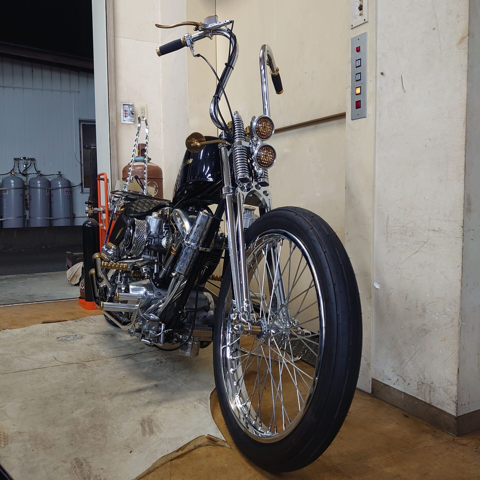 FNA Customcyclesのヘッドライトがとっても小さい！ | (有)遠藤自動車