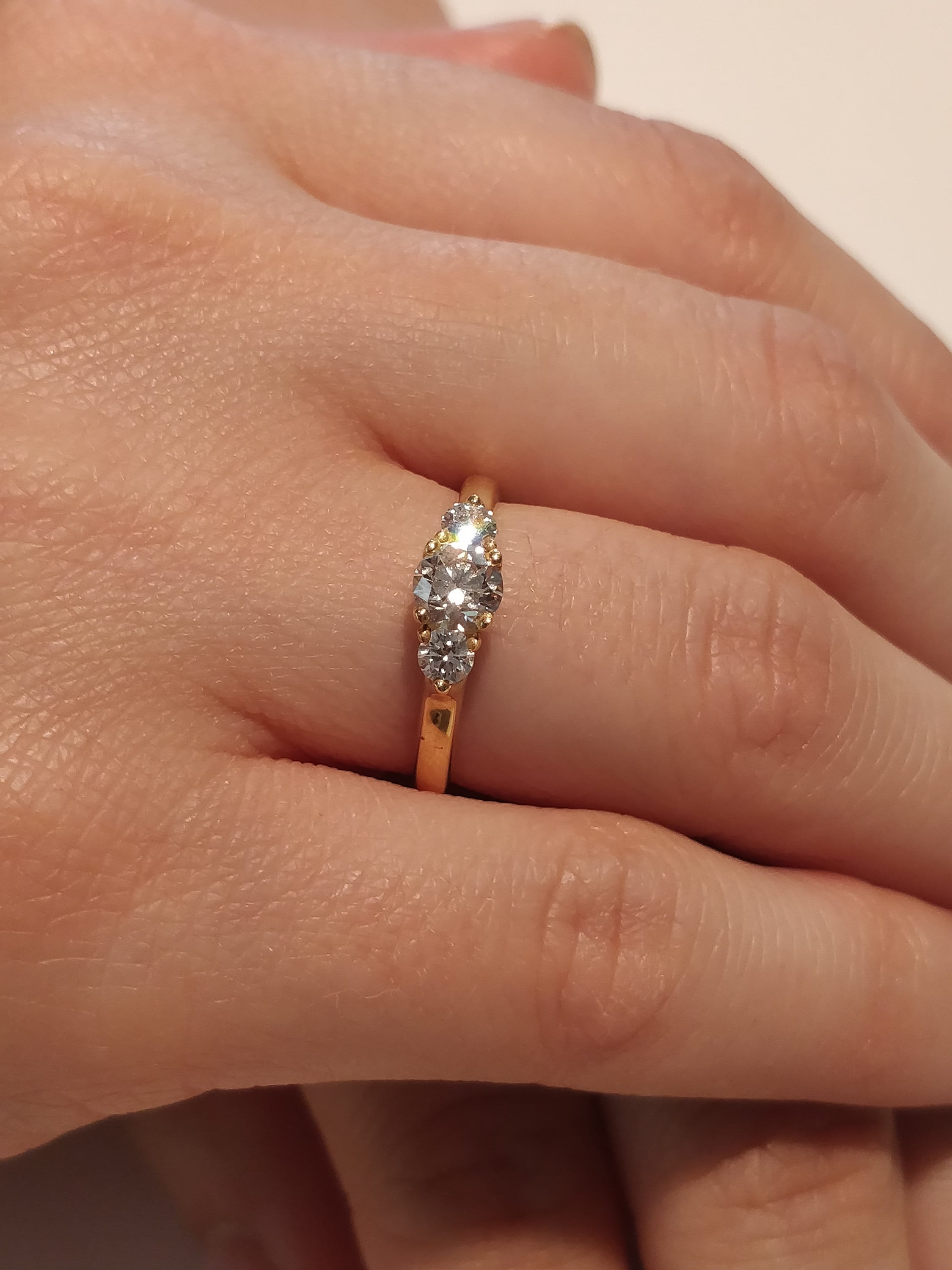 3 石の婚約指輪、繊細な 3 石のダイヤモンド ゴールドの婚約指輪