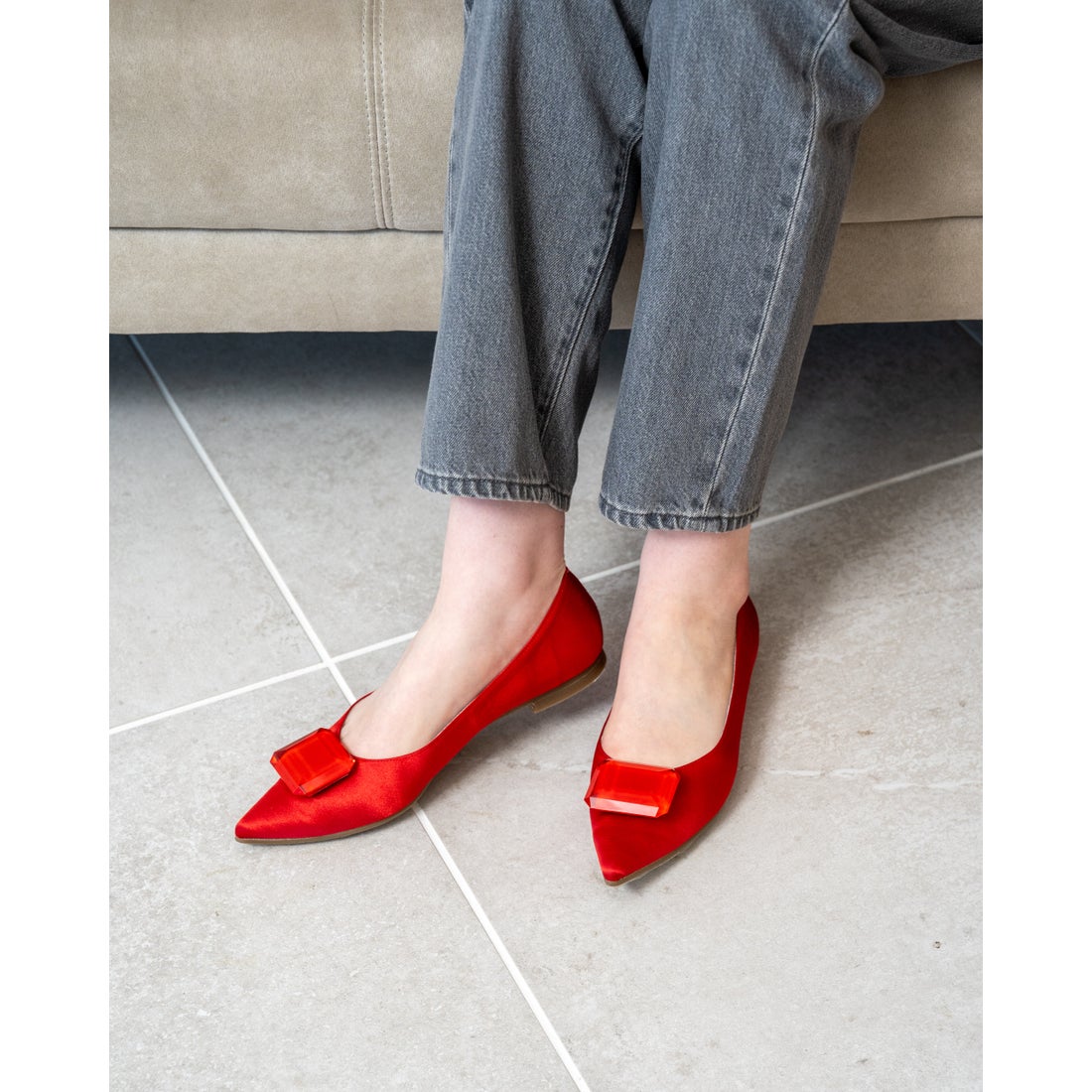 ビッグビジュー パンプス （レッド サテン） -Emma Francis / エマ