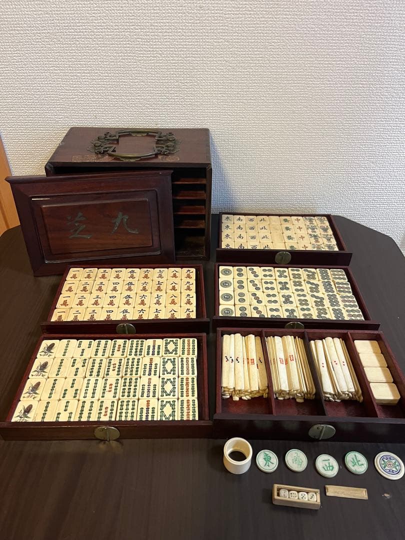 芝九　伝統的な骨牌麻雀唐木箱セット 背竹 骨牌 麻雀牌 唐木箱 在銘入り 装飾金具 サイコロ 点棒付き