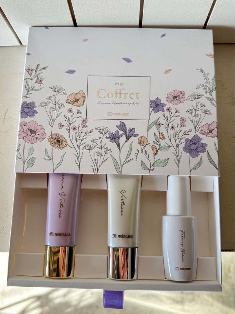 モイスティーヌコフレ　2025 【カレンダー付き】 新品未使用】2025モイスティーヌコフレ - メルカリ