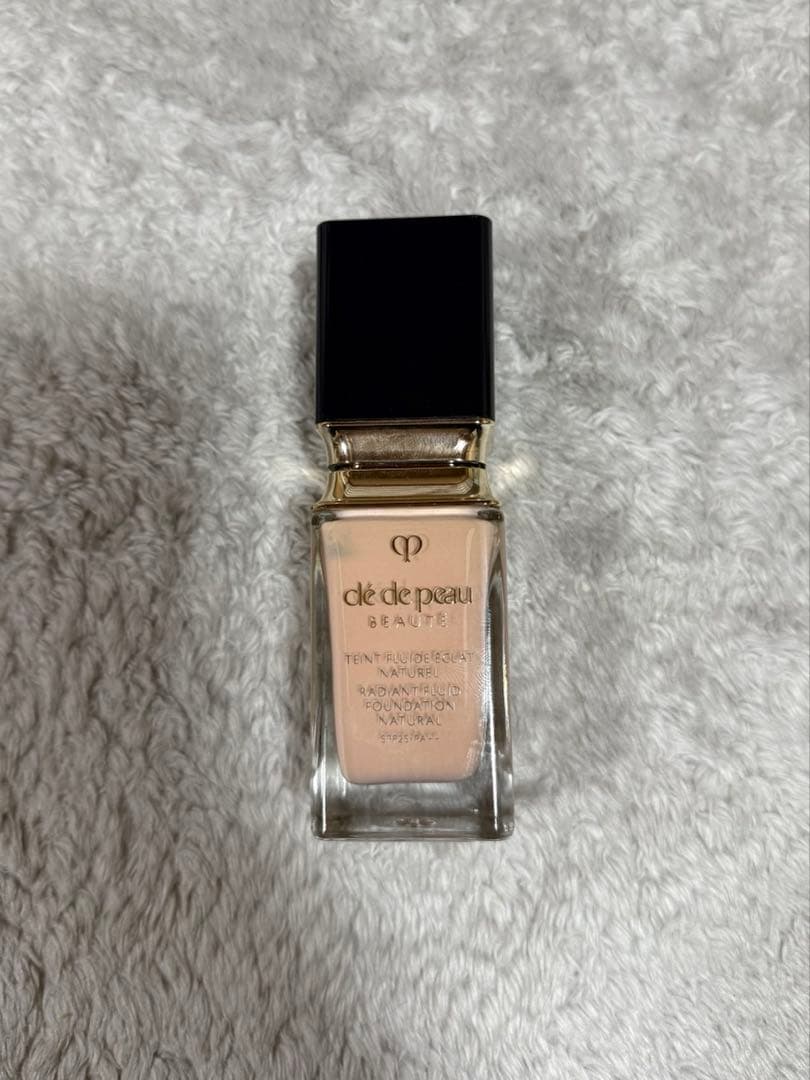 クレ・ド・ポー ボーテ タンフリュイドエクラ ナチュレル オークル10