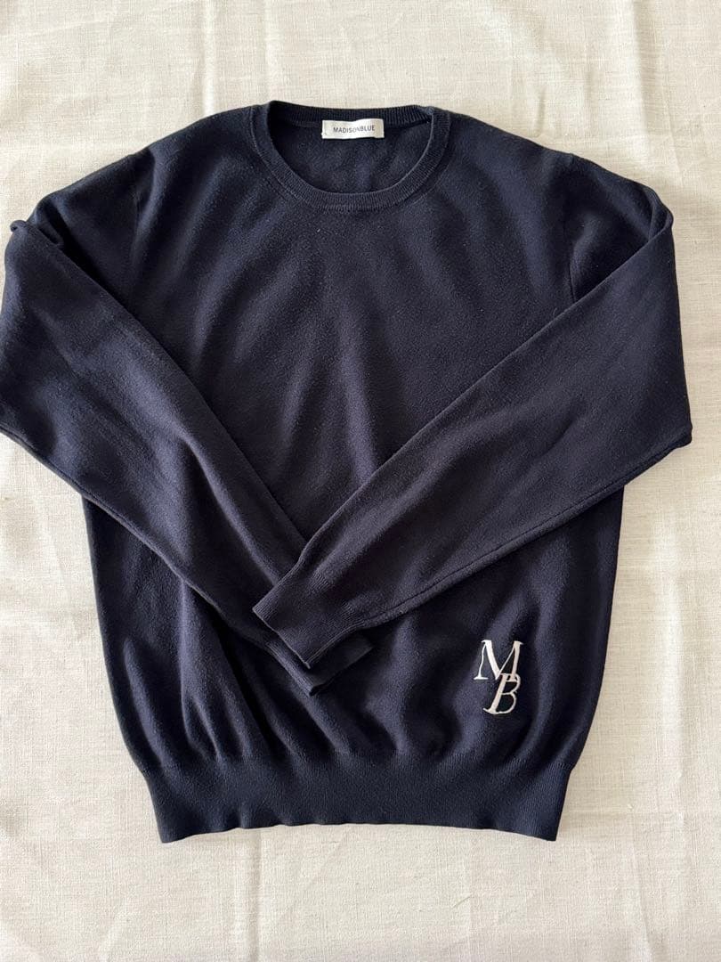 マディソンブルー　ロゴ刺繍入りクルーネック　ニット　薄手　ネイビー　Sサイズ