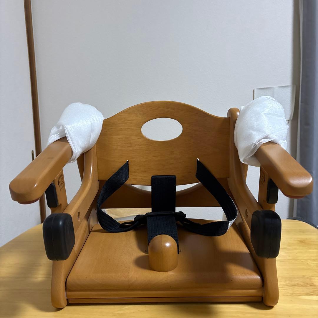 Combi 木製ベビーチェア 安全ベルト付き - メルカリ