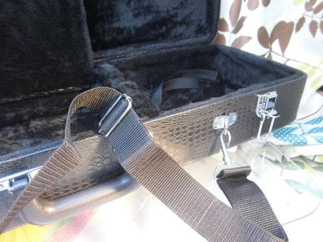 (送料無料)11.000円　沖縄三線専用　肩紐付きふかふかハードケース調弦器付き