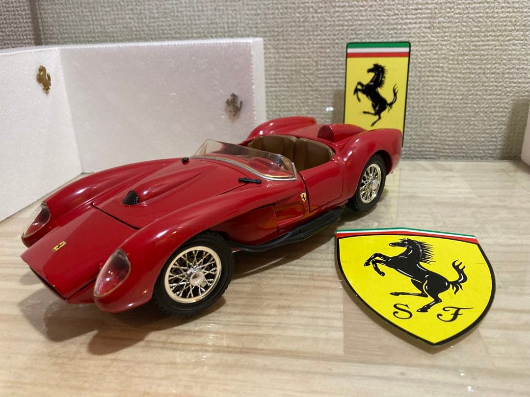 ミニカー FERRARI 250 TESTAROSSA 1:18